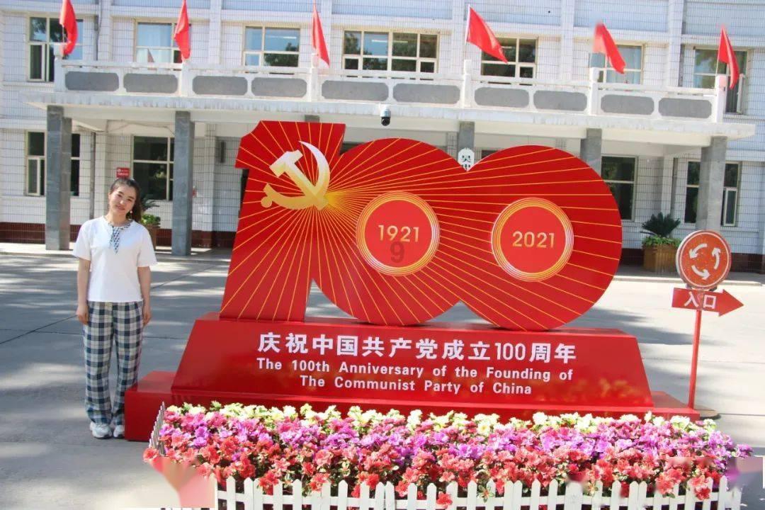 可爱女孩参加宴会